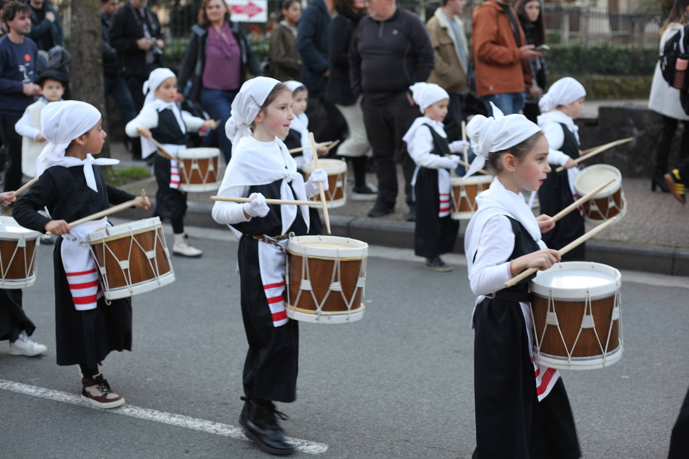 El ritmo de los tambores invade las calles de Idiazabal