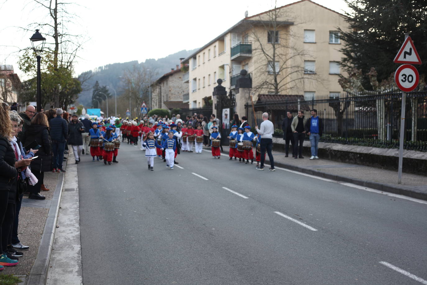 El ritmo de los tambores invade las calles de Idiazabal