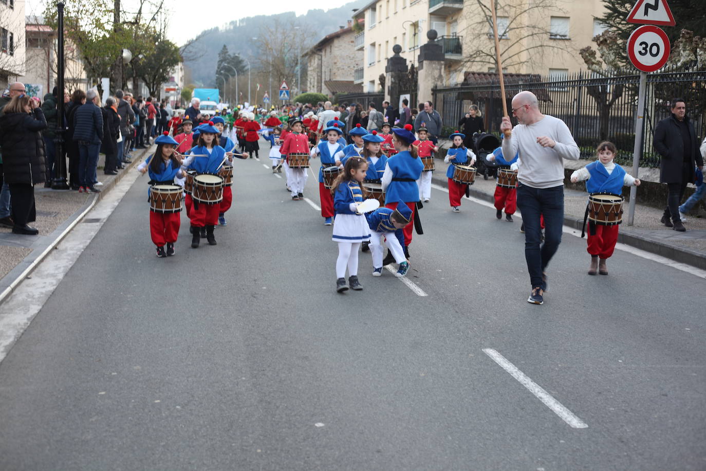 El ritmo de los tambores invade las calles de Idiazabal