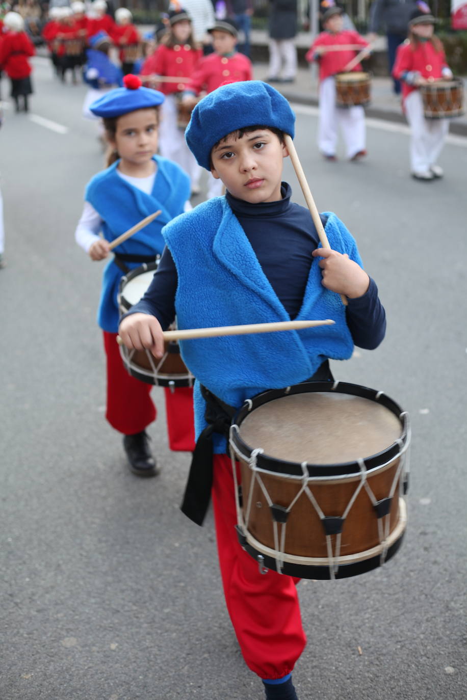 El ritmo de los tambores invade las calles de Idiazabal