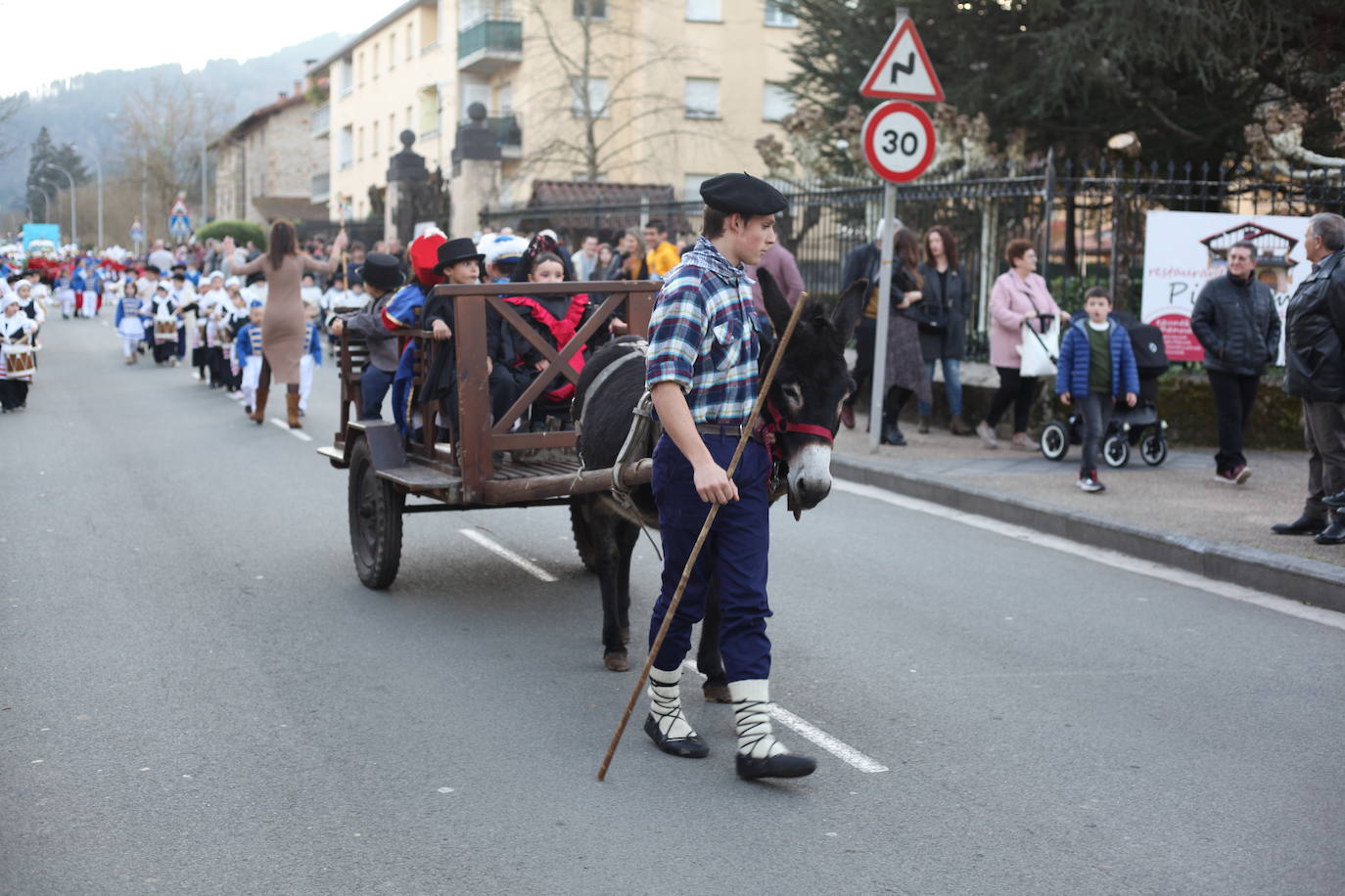 El ritmo de los tambores invade las calles de Idiazabal