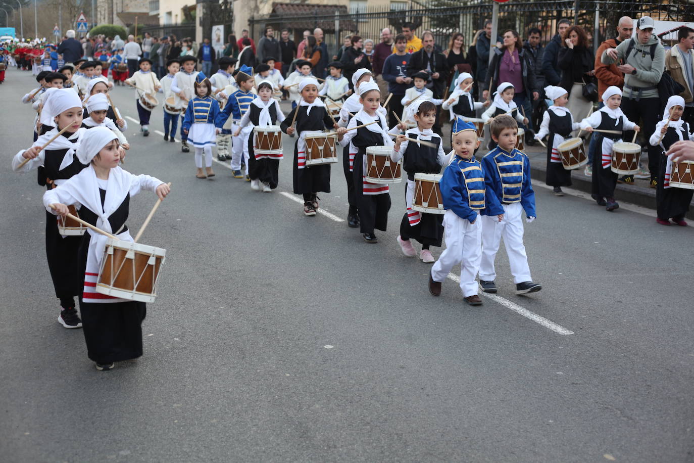 El ritmo de los tambores invade las calles de Idiazabal