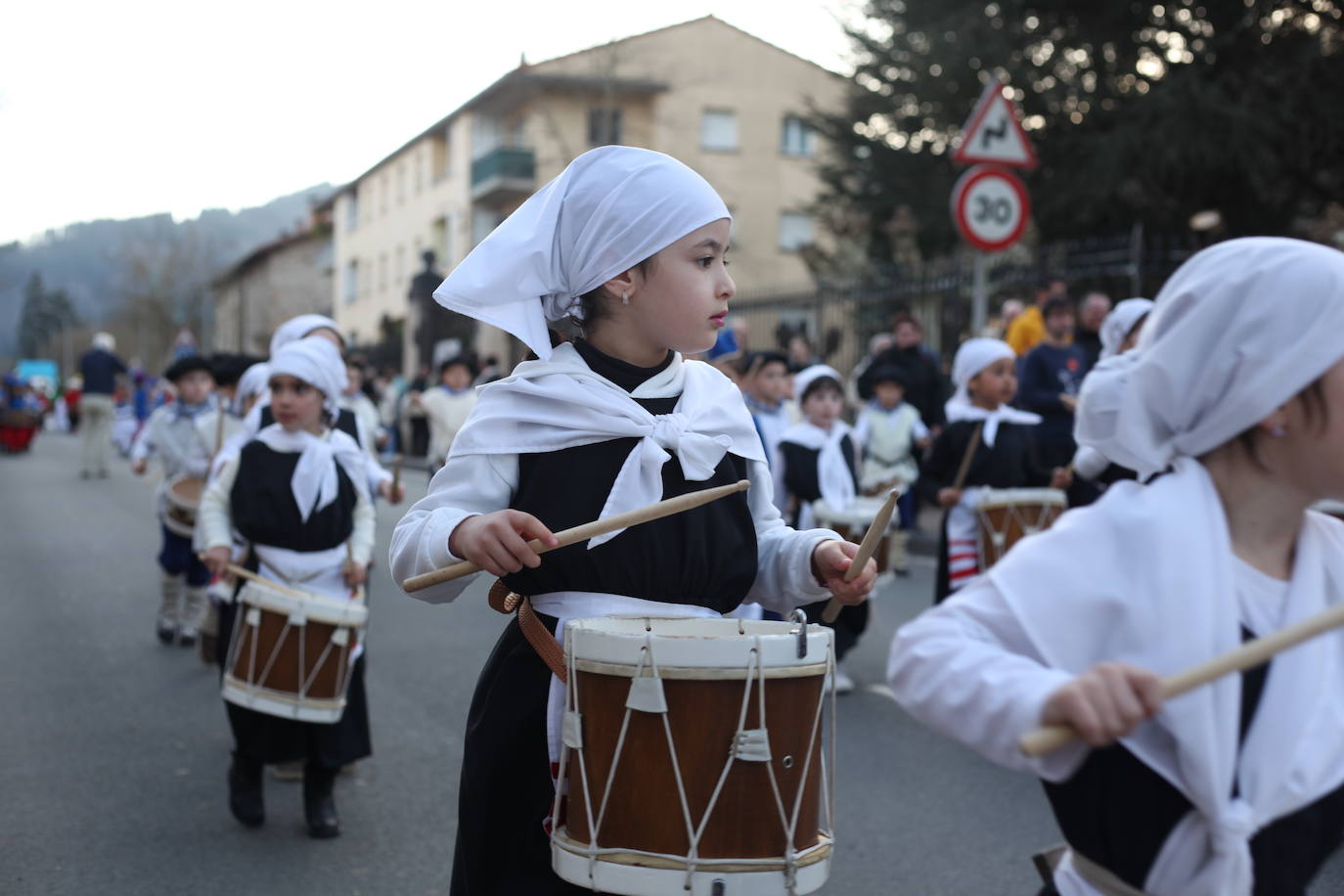 El ritmo de los tambores invade las calles de Idiazabal