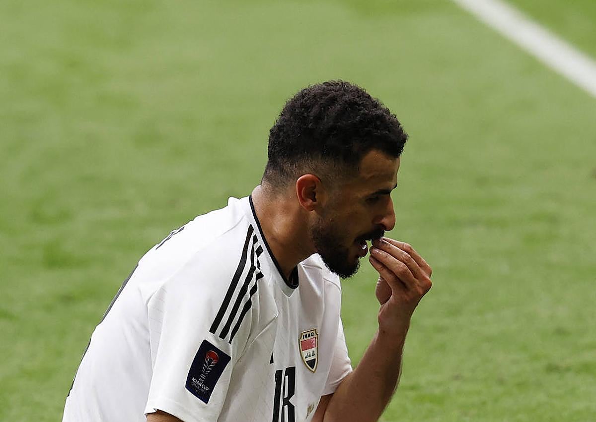 Imagen secundaria 1 - Sucesión de imágenes de la expulsión del iraquí Aymed Hussein.