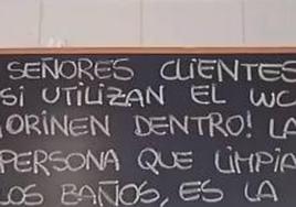 Una clienta toma su consumición en un bar.