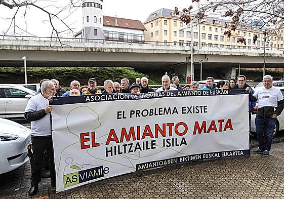 Concentración de la asociación de víctimas del amianto (Asviamie) en Donostia.