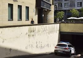 Un coche de la Ertzaintza entra en el Juzgado de Tolosa