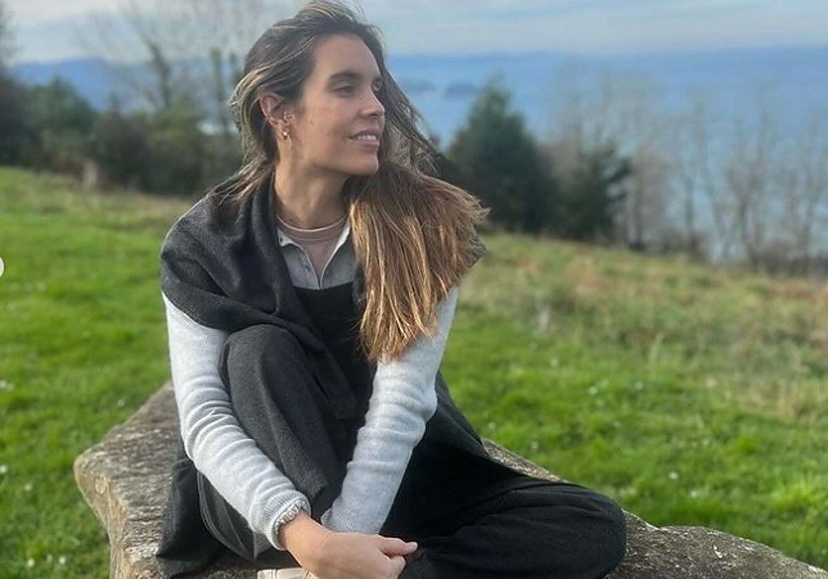 Ona Carbonell posa en el monte Igeldo con el mar Cantábrico de fondo