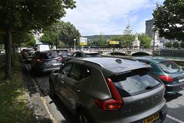 Colapso de vehículos a la entrada a Donostia por el paseo Árbol de Gernika el pasado verano