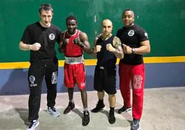 Representantes de Zumaia Cuban Boxing, en el frontón de Arrasate.