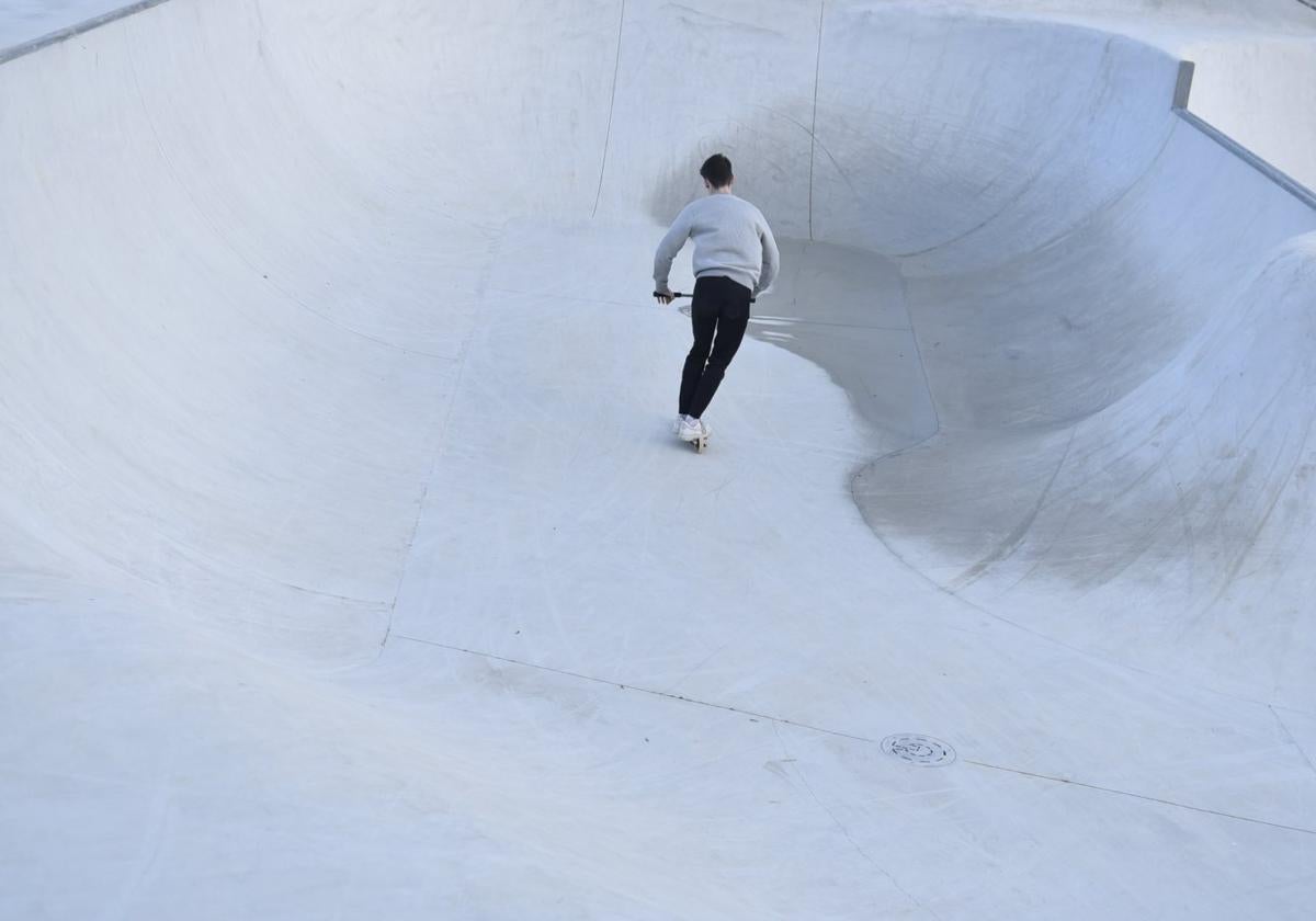 Los aficionados al skate cuentan con unas instalaciones renovadas y ampliadas para la práctica de su deporte.