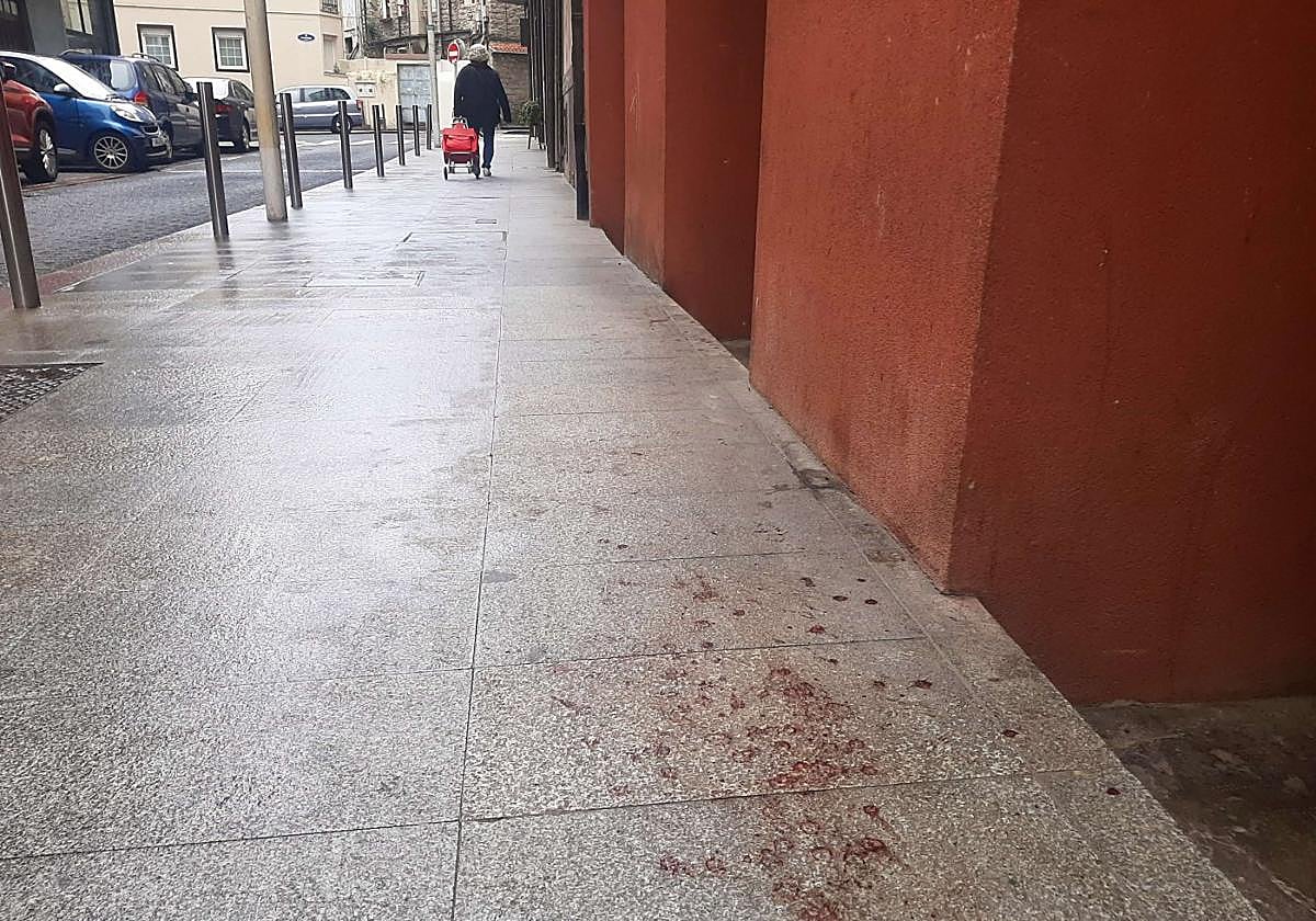 Restos de sangre del herido en el lugar de la agresión.