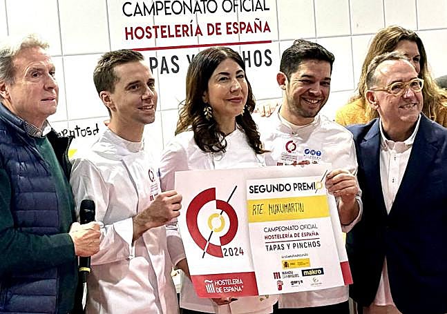 Antton Otaegi y Diego Postigo reciben el diploma por su premio.