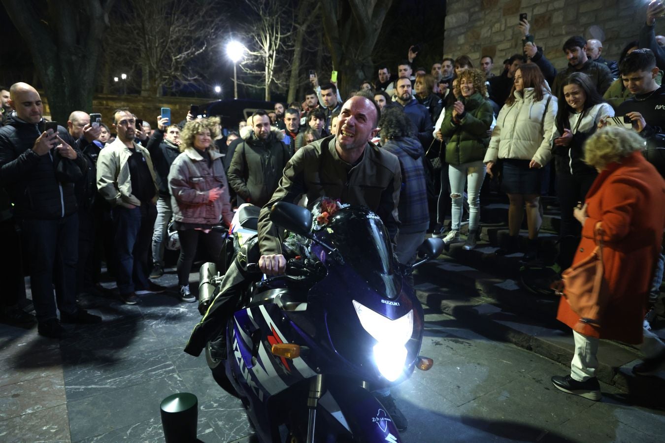 Cientos de motos rugen por Jontxu en Donostia