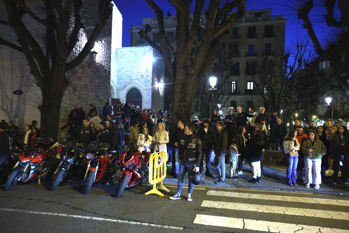 Cientos de motos rugen por Jontxu en Donostia