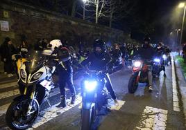 Cientos de motos rugen por Jontxu en Donostia