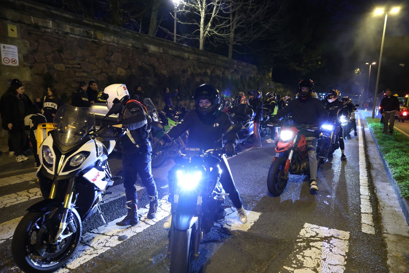 Cientos de motos rugen por Jontxu en Donostia