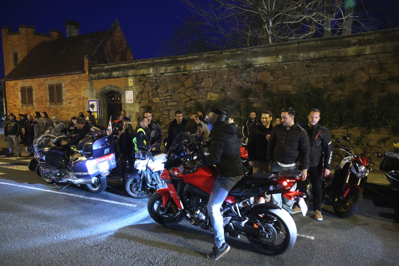 Cientos de motos rugen por Jontxu en Donostia