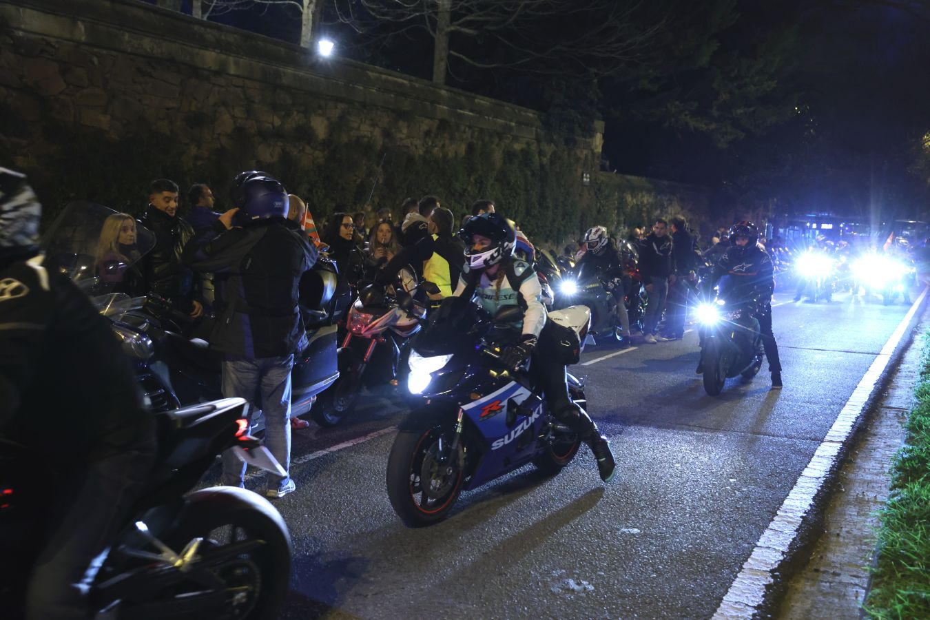 Cientos de motos rugen por Jontxu en Donostia