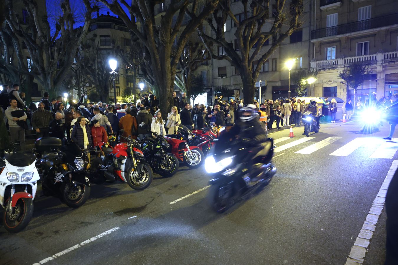 Cientos de motos rugen por Jontxu en Donostia