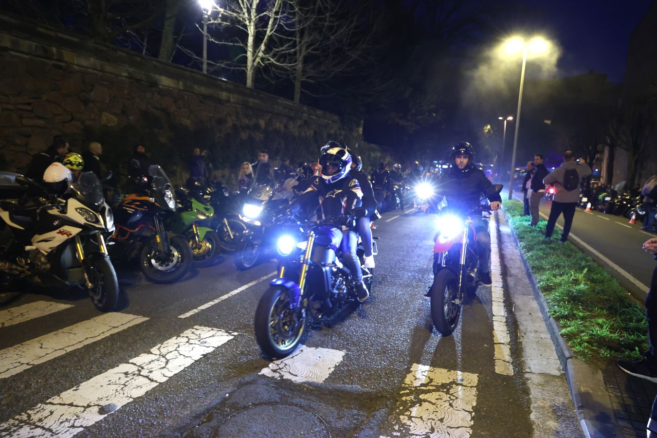 Cientos de motos rugen por Jontxu en Donostia