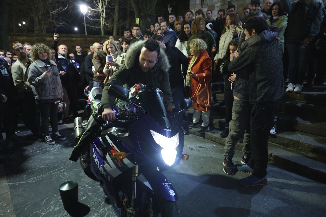 Cientos de motos rugen por Jontxu en Donostia