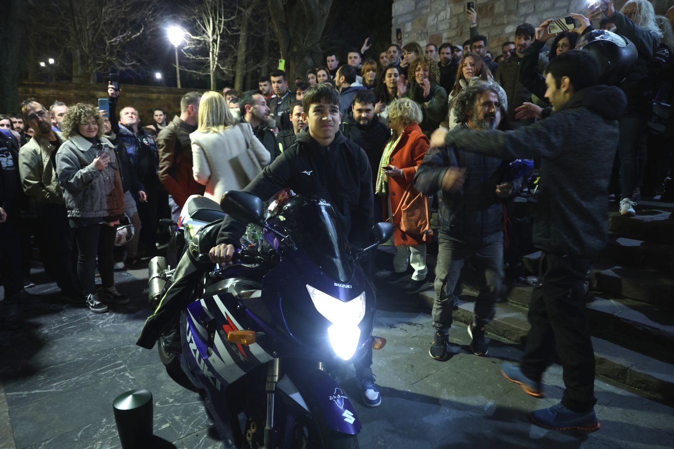 Cientos de motos rugen por Jontxu en Donostia