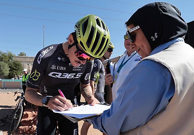 Xabier Mikel Azparren, en el control de firmas de la primera etapa del AlUla Tour.