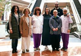 Óscar Guinaldo, junto a compañeras del equipo de limpieza, la gerente del centro comercial, el director de Marketing y técnicas de Gureak.