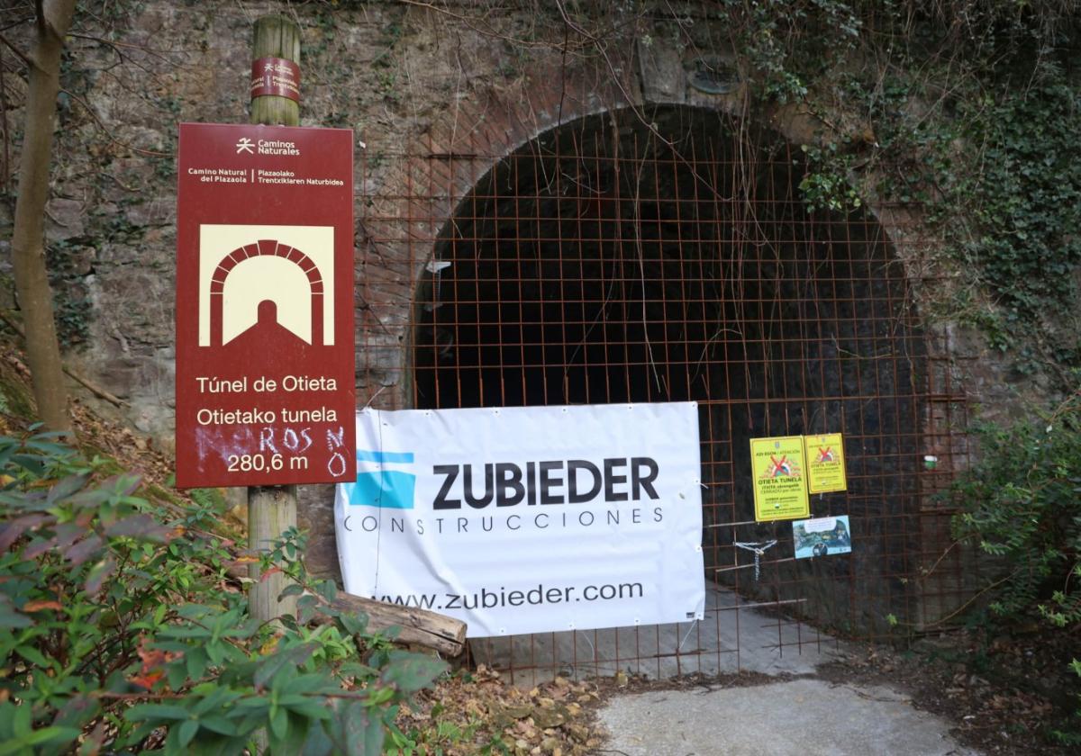 Entrada del túnel de Otieta clausurada por las obras.