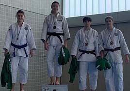 June Harina, en lo más alto del podio tras llevarse el campeonato de Gipuzkoa de judo.