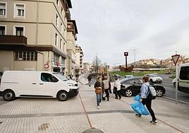 Esta es la zona por la que transcurre el nuevo bidegorri que los vecinos de Bidebieta consideran «peligrosa y delicada».