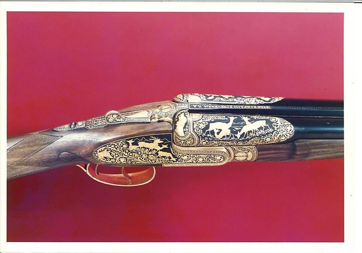 La escopeta fue damasquinada por Lucas Alberdi y contó con material de nogal y metales de primerísima calidad para su construcción.