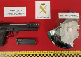 La pistola y los 10 gramos de metanfetamina incautados por la Guardia Civil.