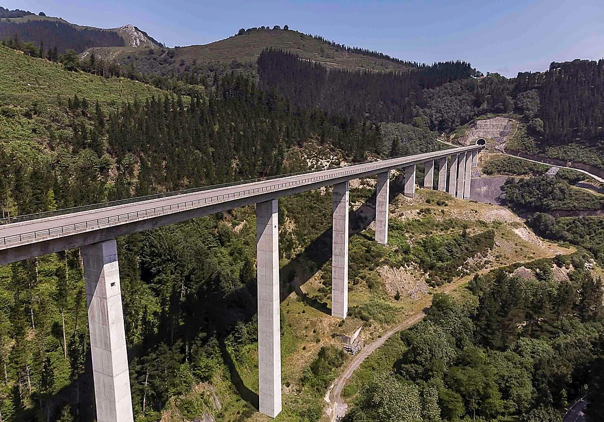 Vista aérea del viaducto del TAV que recorre el entorno de Aramaio, en Álava