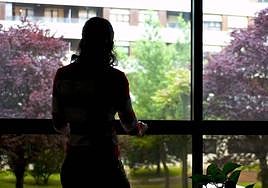 Foto de archivo de una joven de espaldas.