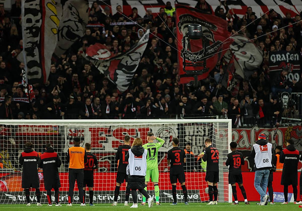 Los jugadores del Bayer Leverkusen aplauden a su afición después de un partido de la Bundesliga en el Bay Arena.