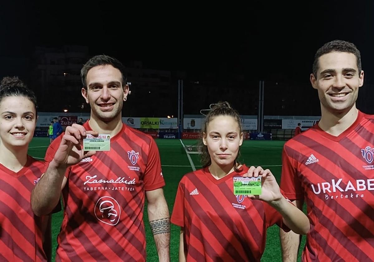 Jugadores y jugadoras de los dos primeros equipos del Touring.