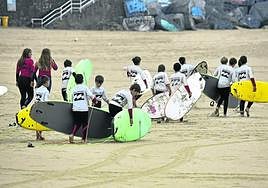 Un grupo de niños participa en un cursillo de surf en la playa de Zurriola.