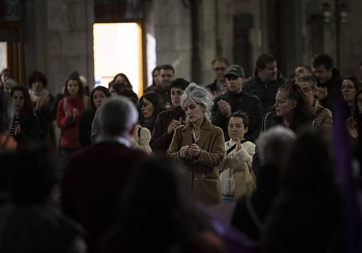 Varias mujeres aplauden en la concentración de este lunes en Tolosa.