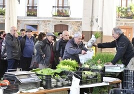 Venta de productos agrícolas este miércoles en el mercado de Ordizia.