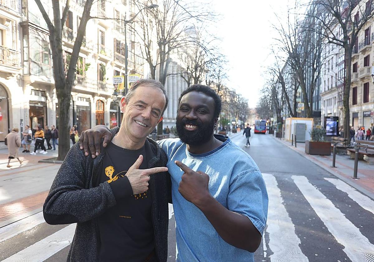 El escritor Jon Arretxe y el actor protagonista de 'Detective Touré', Malcolm Treviño-Sitté, en la Gran Vía de Bilbao.