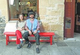 Leire y Ekhi, patrones de Kuia Kafea, ante su acogedor local.