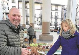 Simon Aizpuru eta Maite Zurutuza erretxinarekain.