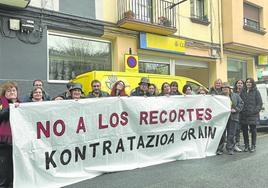 Trabajadores de Correos, ante una de las oficinas de la localidad, de la que se dirigieron a la calle Secundino Esnaola para visibilizar su protesta.