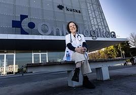 Adelaida La Casta posa delante de Onkologikoa en Donostia.