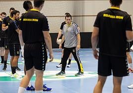 Jacobo Cuétara se dirige a sus jugadores durante un entrenamiento en Artaleku.
