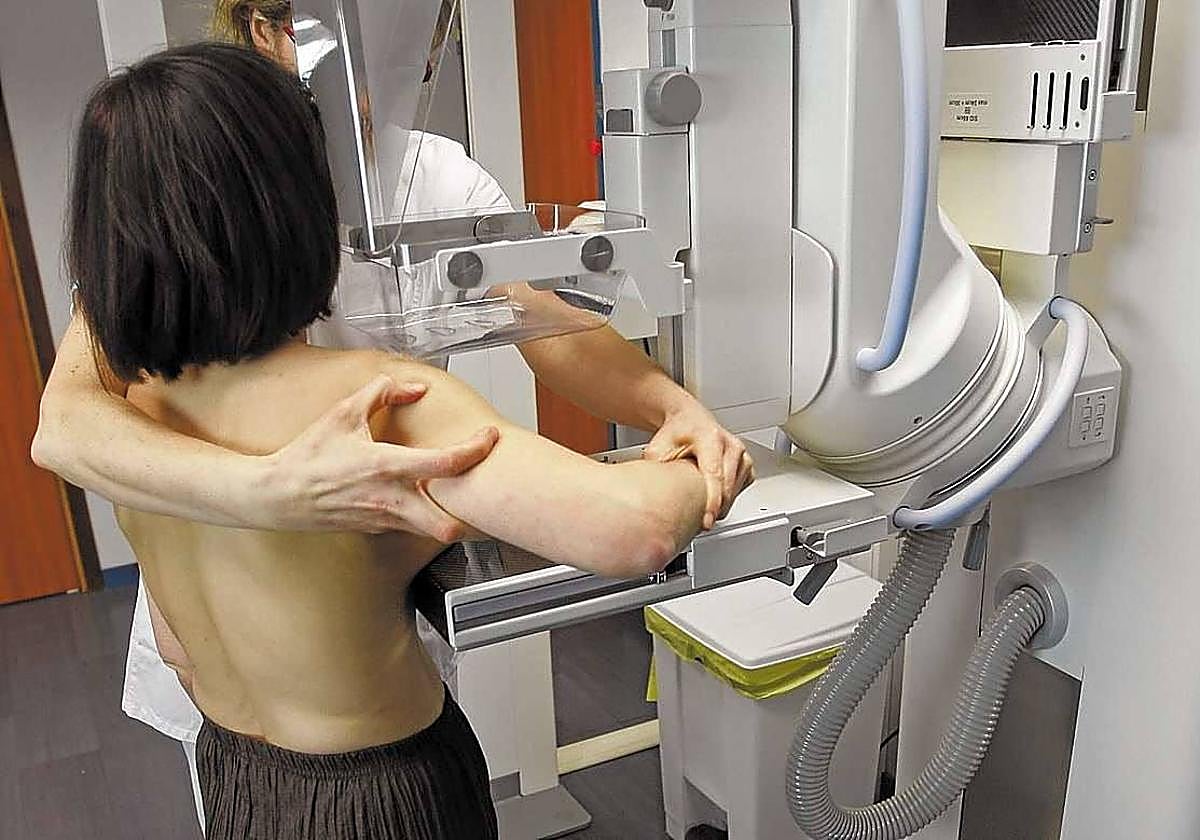 Una mujer se somete a una mamografía.