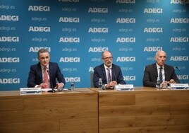 José Miguel Ayerza, Eduardo Junkera y Patxi Sasigain, esta mañana en la sede de Adegi en San Sebastián.