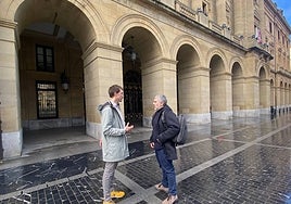 Los alcaldes Xabier Lertxundi y Xabier Urdangarin ante la sede de la Diputación Foral.
